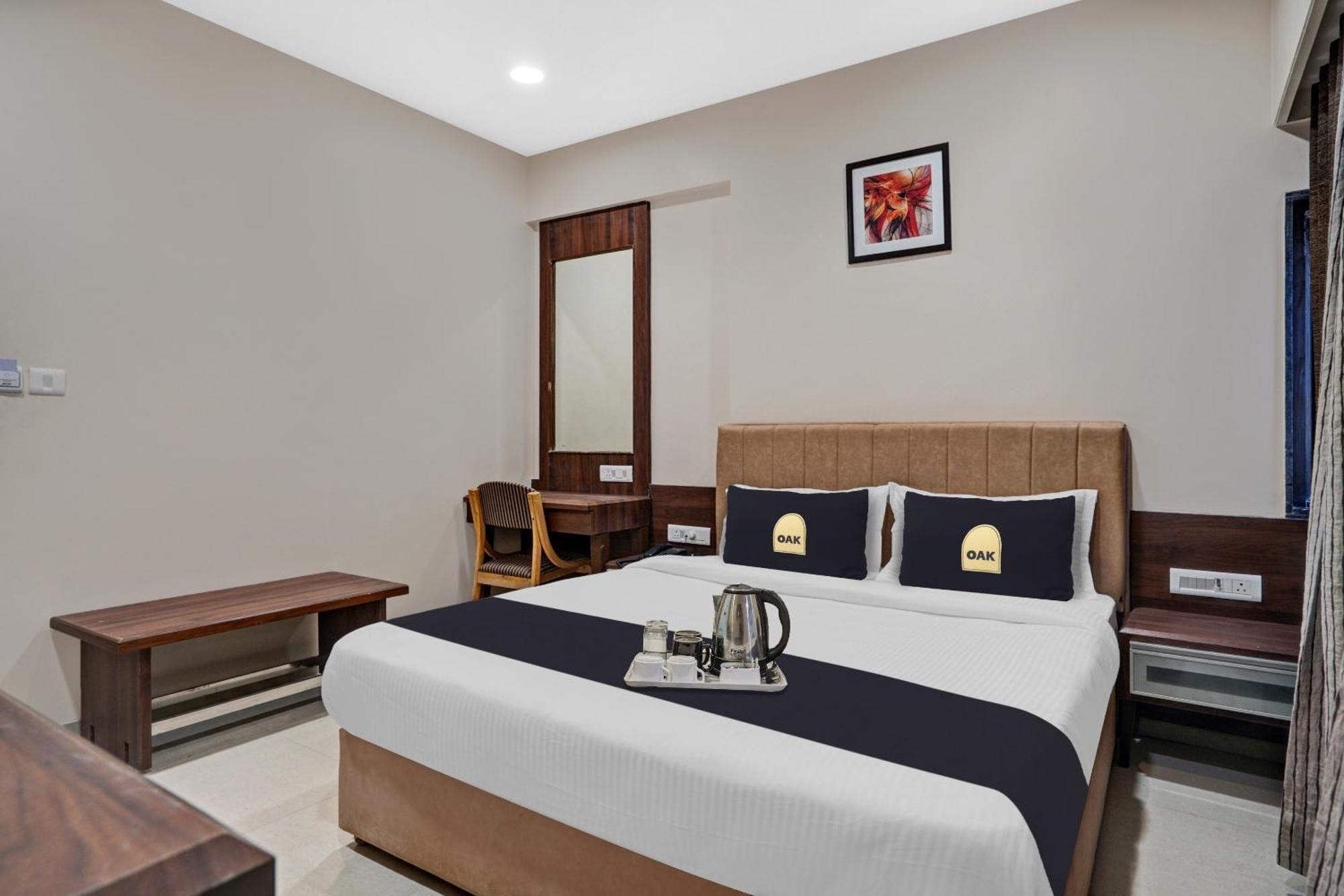 Clubhouse Hotel Raajpath Вадодара Екстер'єр фото