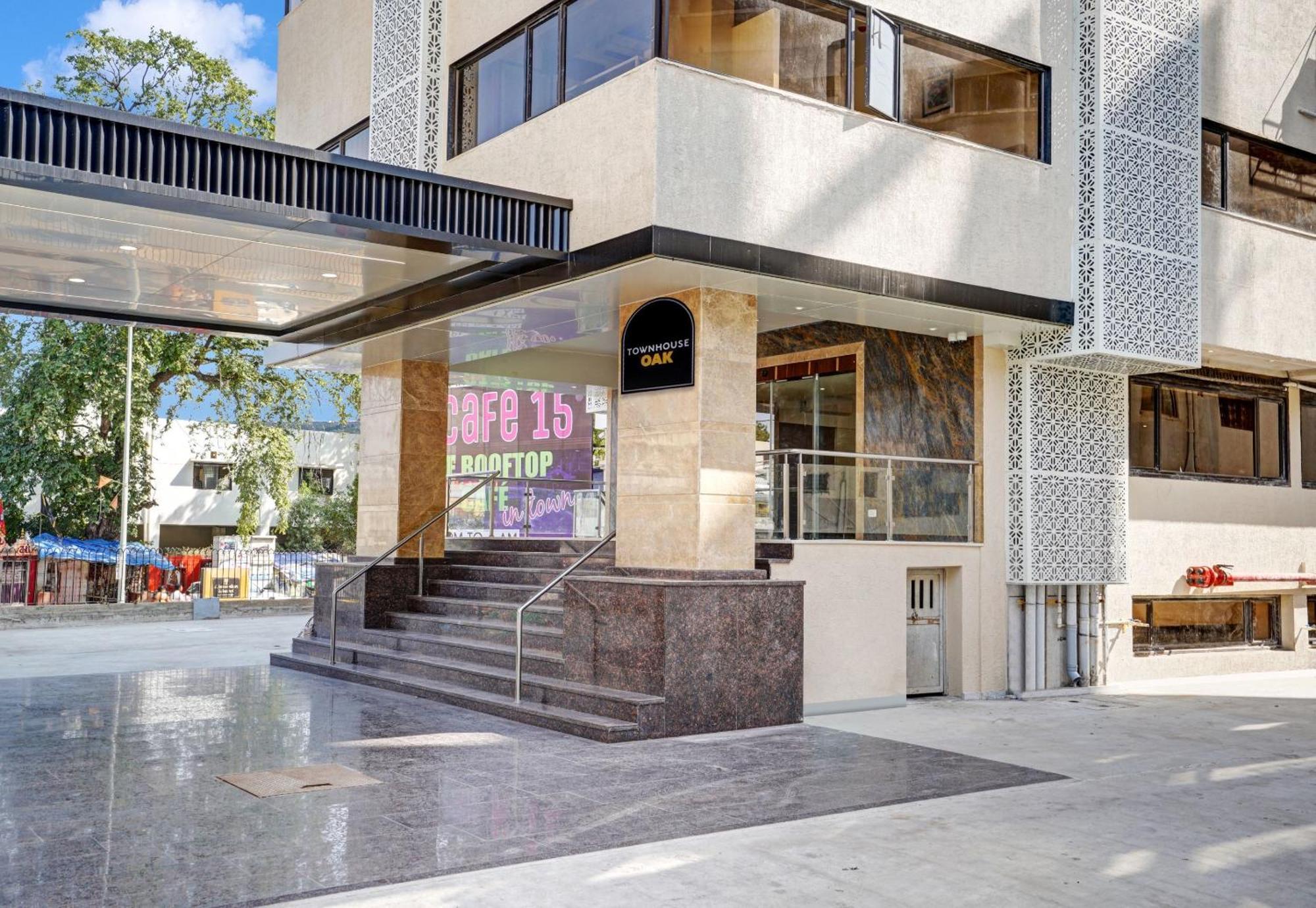 Clubhouse Hotel Raajpath Вадодара Екстер'єр фото