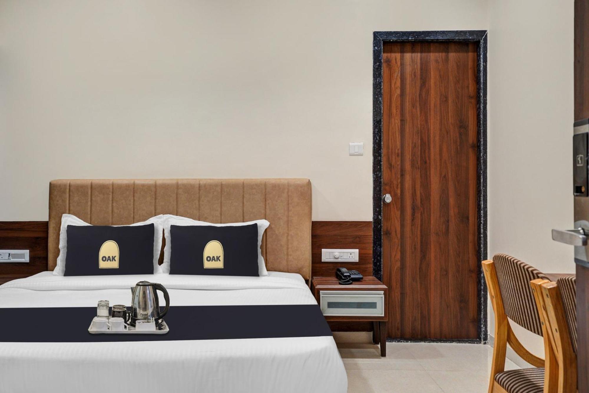Clubhouse Hotel Raajpath Вадодара Екстер'єр фото