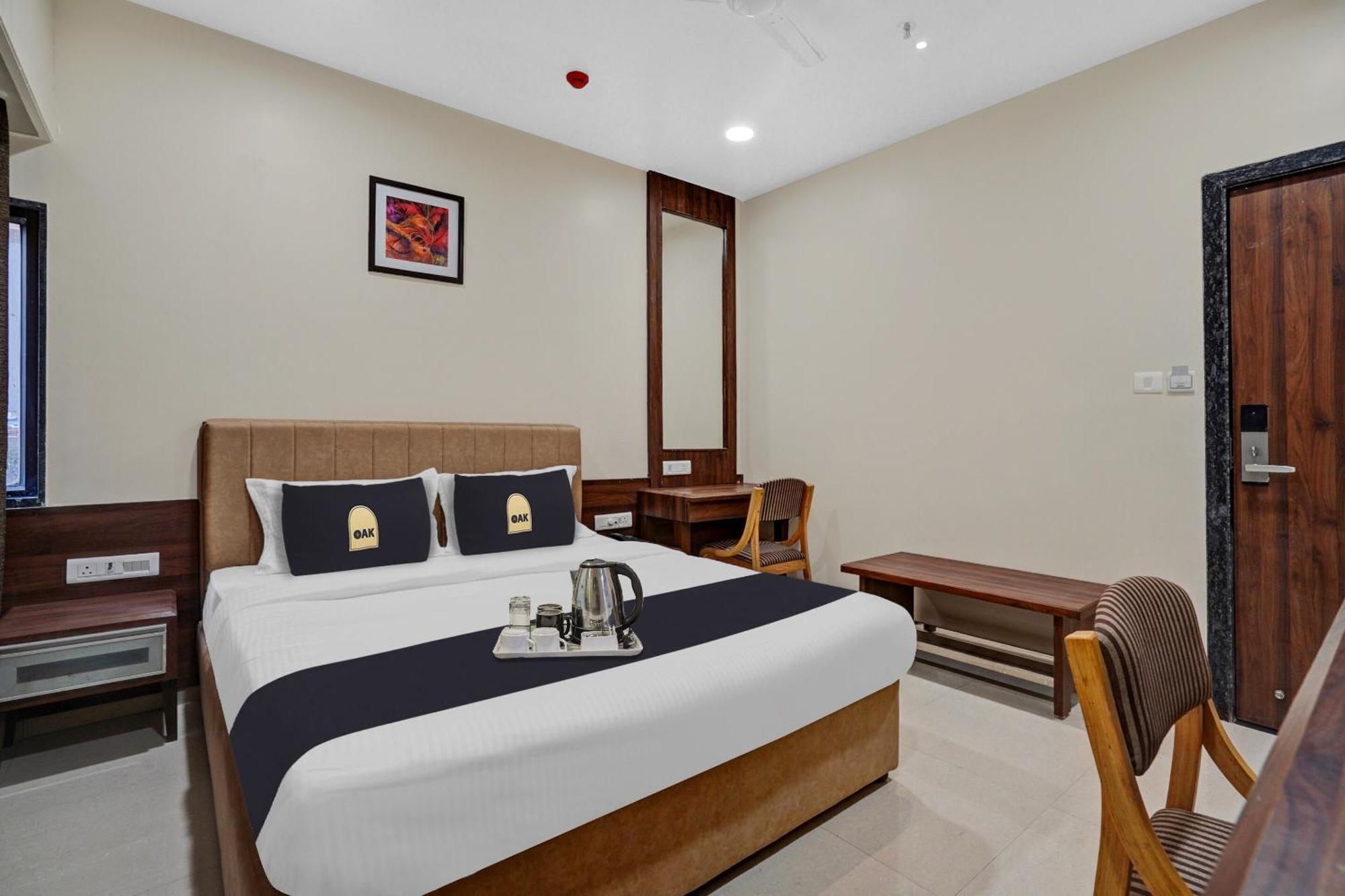 Clubhouse Hotel Raajpath Вадодара Екстер'єр фото