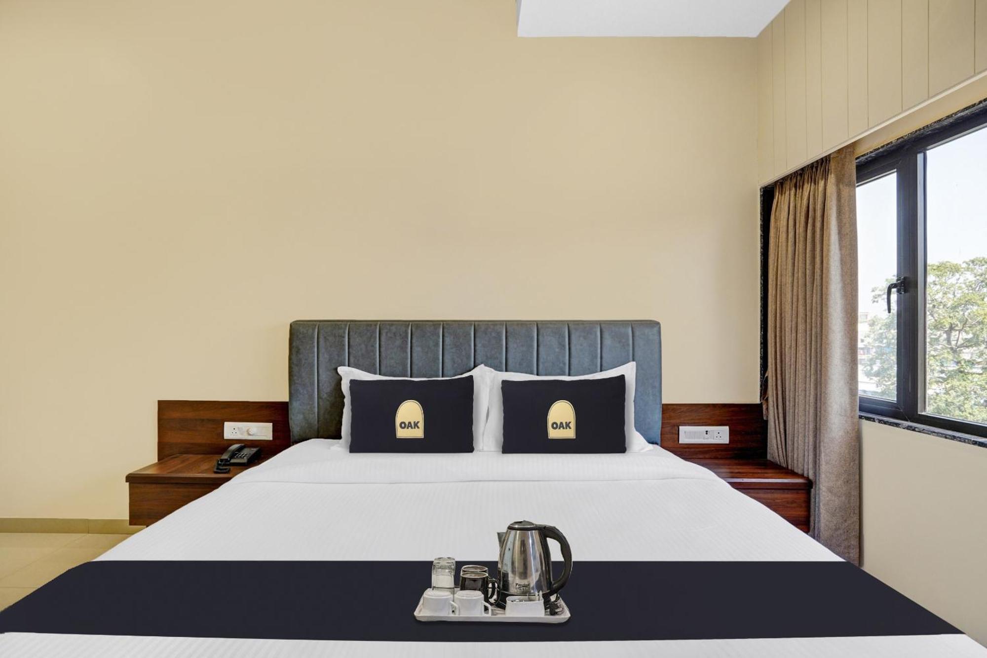 Clubhouse Hotel Raajpath Вадодара Екстер'єр фото