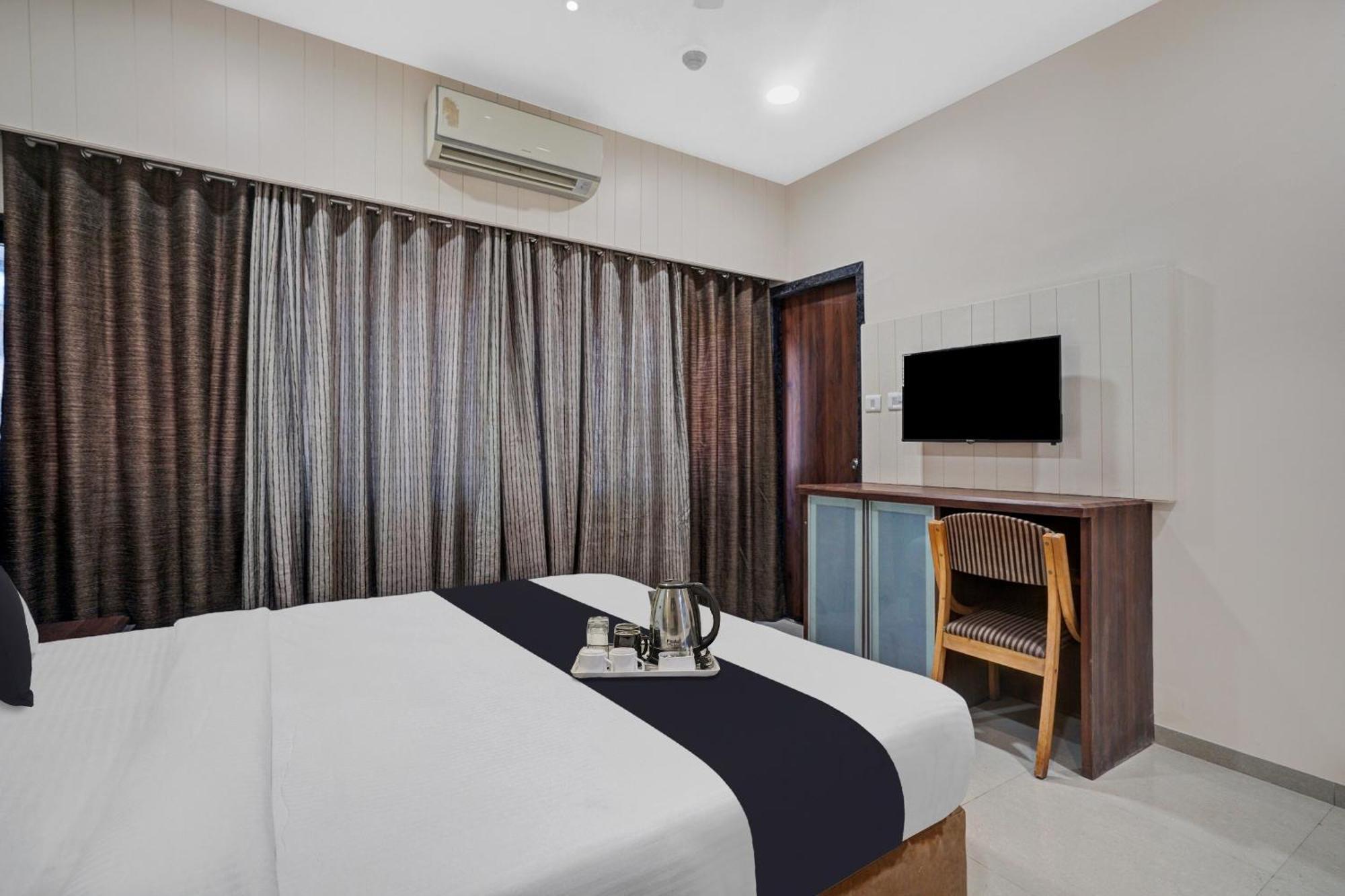 Clubhouse Hotel Raajpath Вадодара Екстер'єр фото