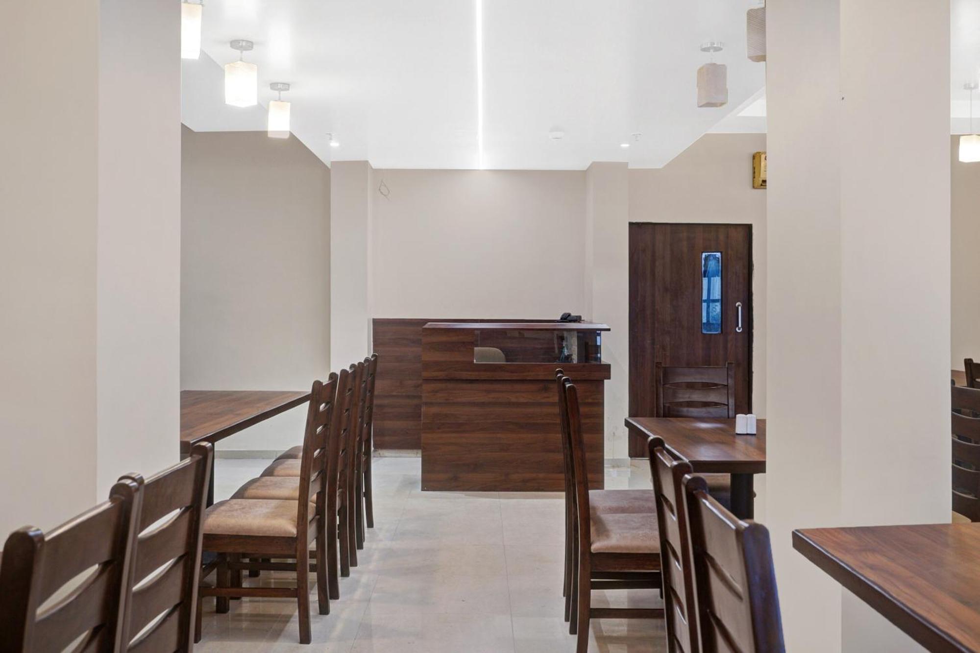 Clubhouse Hotel Raajpath Вадодара Екстер'єр фото
