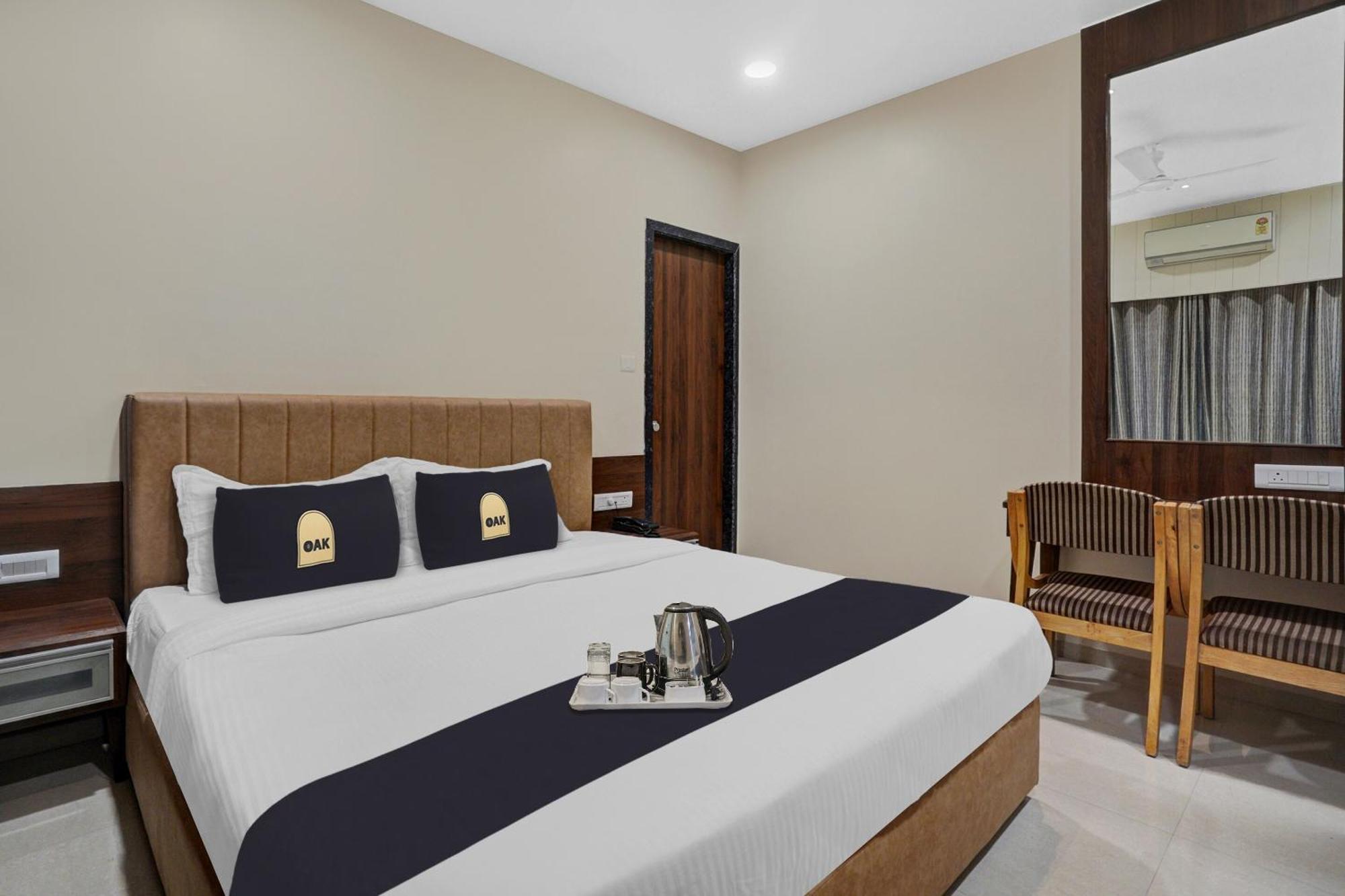 Clubhouse Hotel Raajpath Вадодара Екстер'єр фото