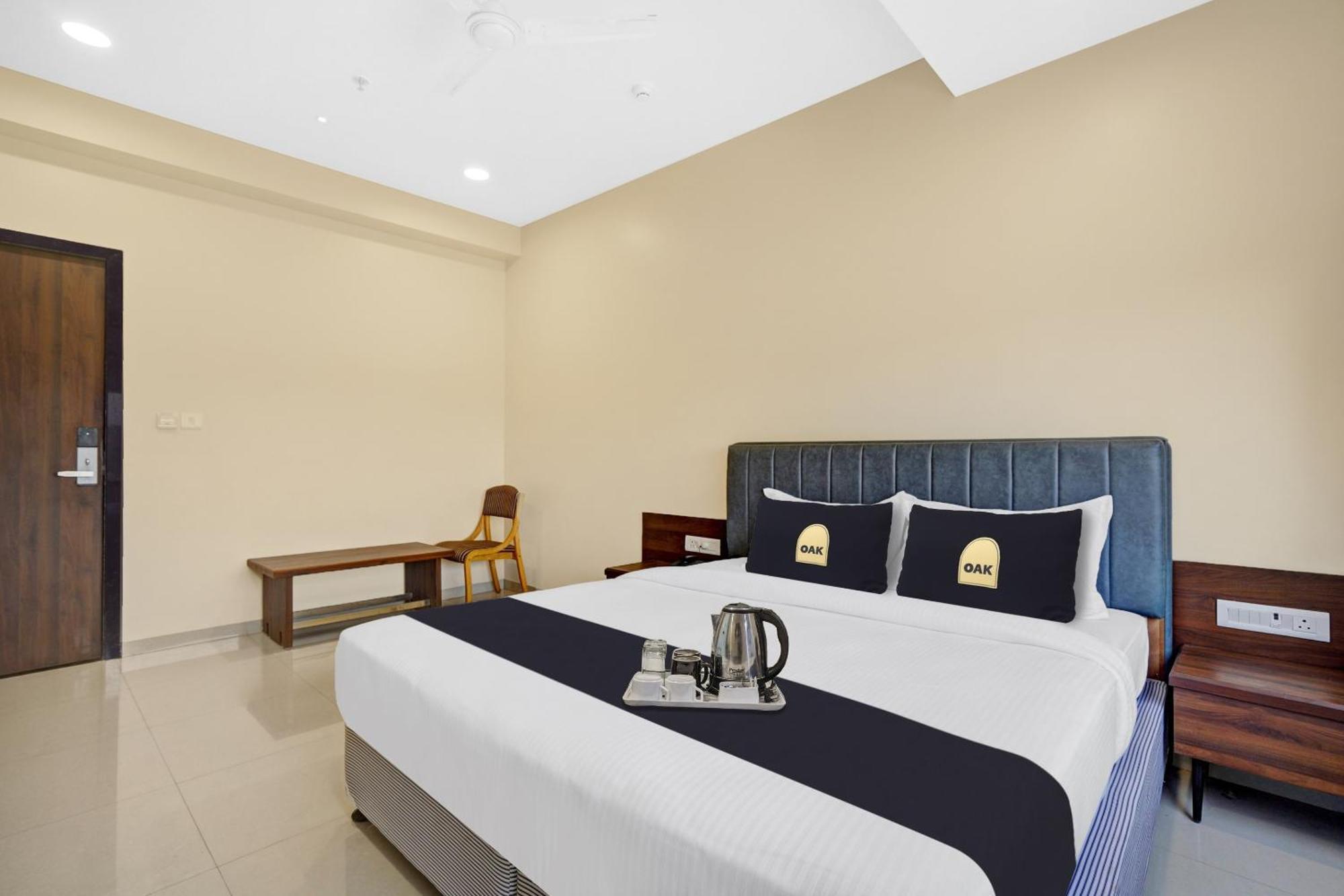 Clubhouse Hotel Raajpath Вадодара Екстер'єр фото