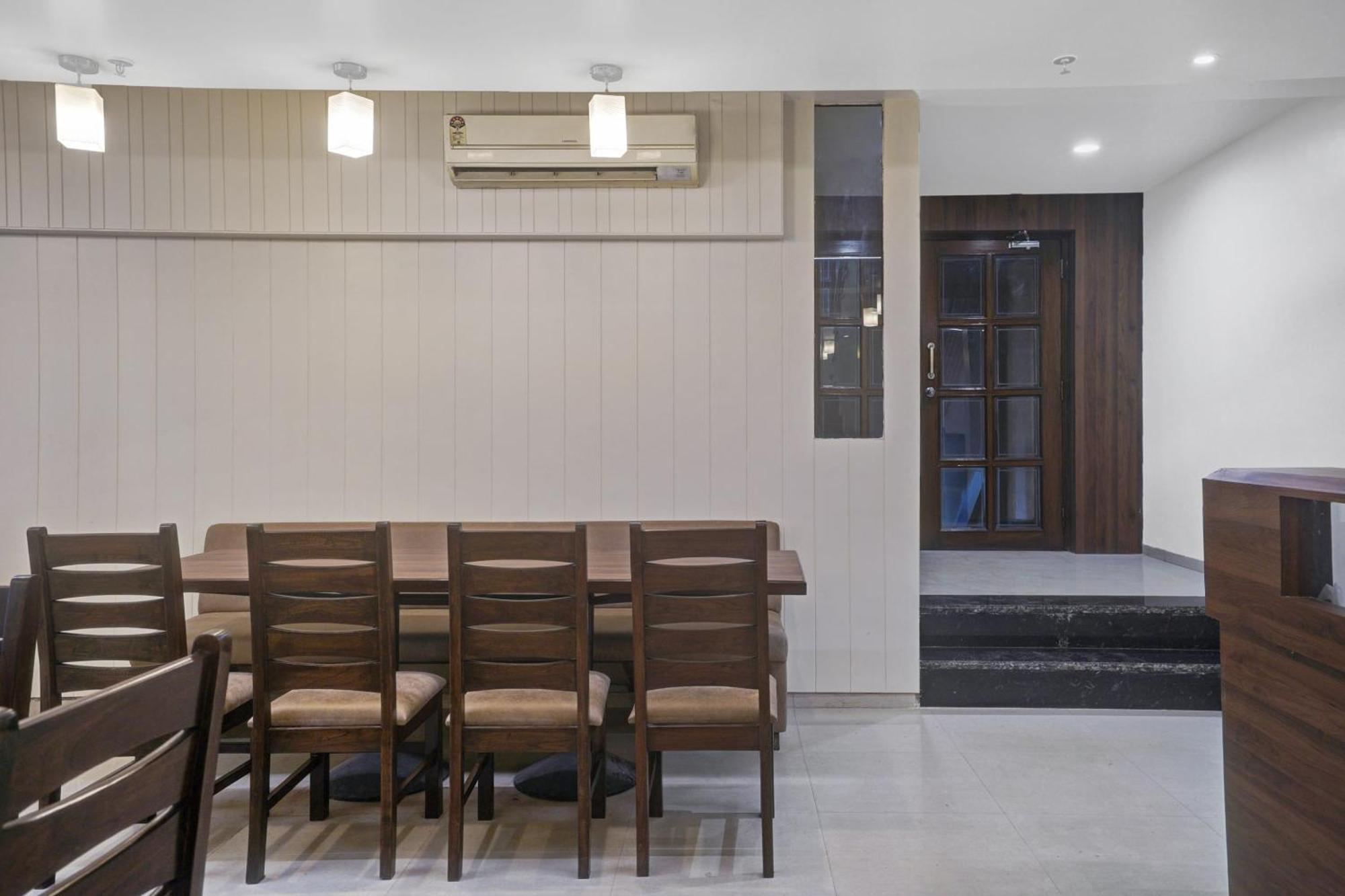 Clubhouse Hotel Raajpath Вадодара Екстер'єр фото