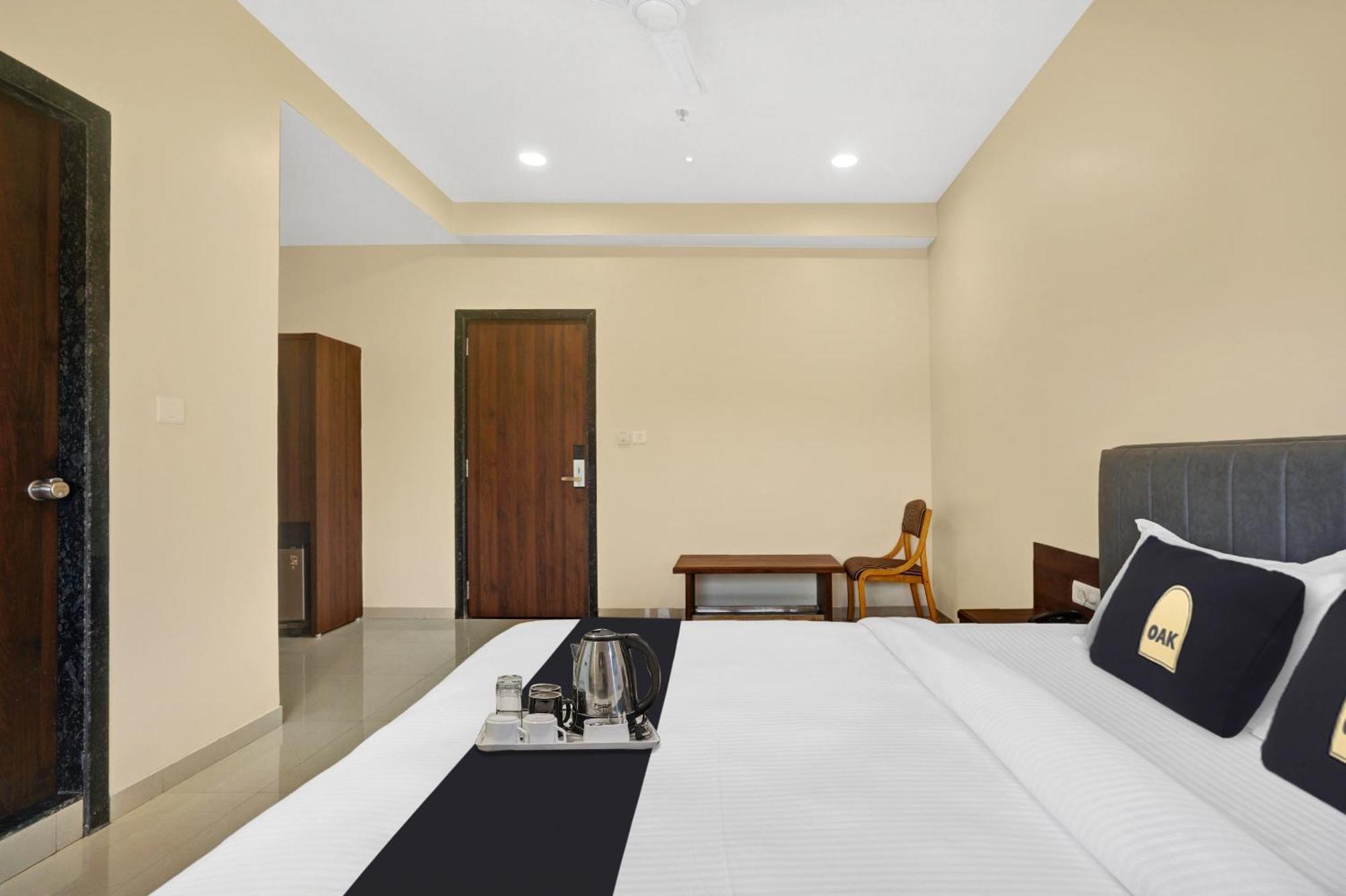 Clubhouse Hotel Raajpath Вадодара Екстер'єр фото