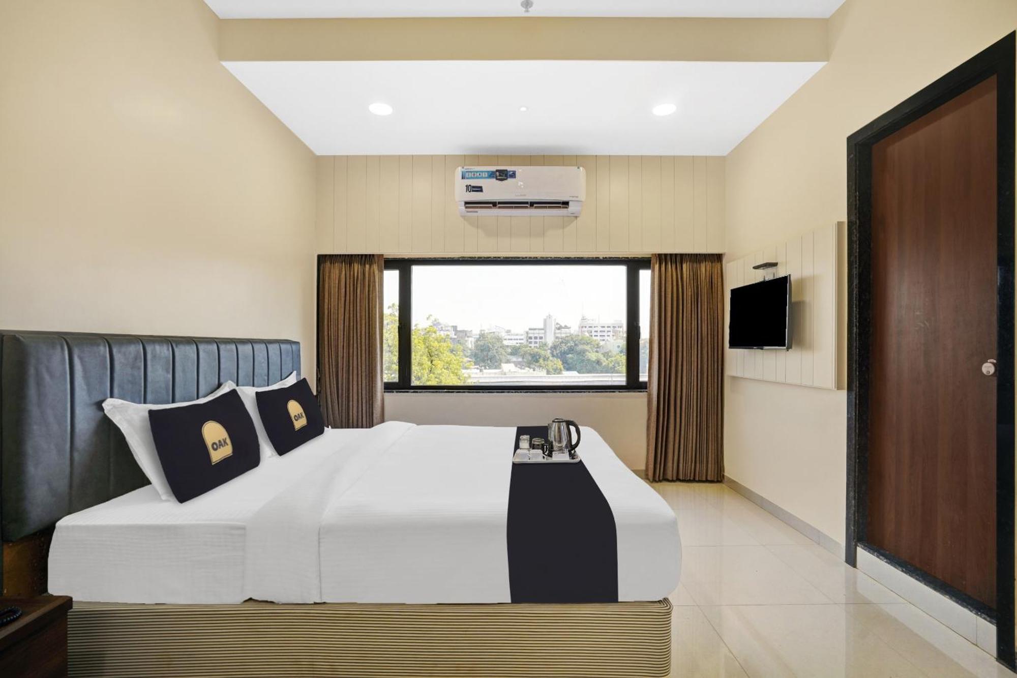 Clubhouse Hotel Raajpath Вадодара Екстер'єр фото