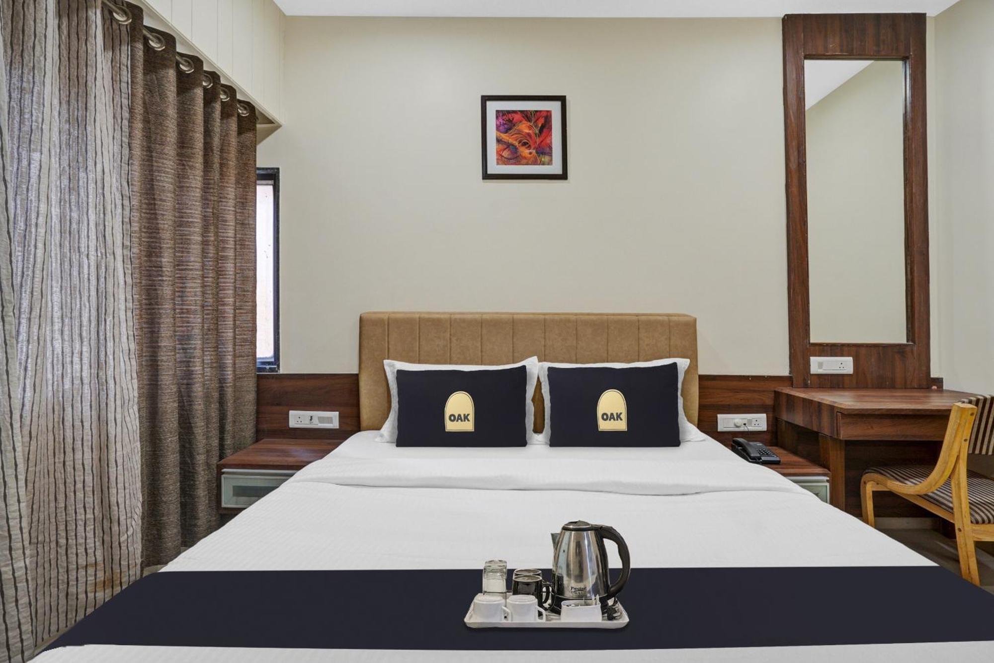 Clubhouse Hotel Raajpath Вадодара Екстер'єр фото