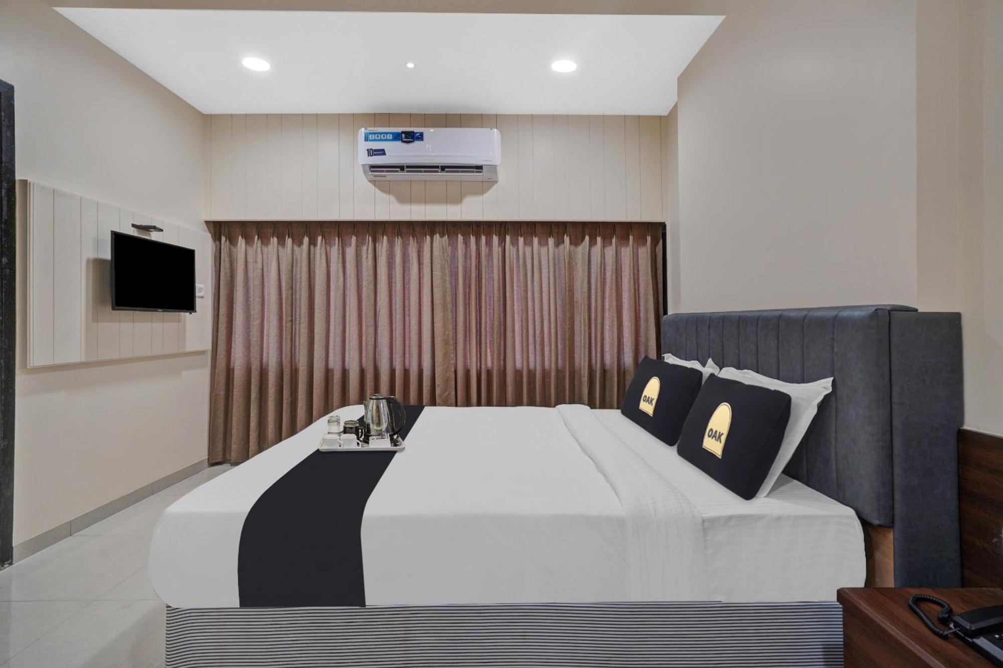 Clubhouse Hotel Raajpath Вадодара Екстер'єр фото