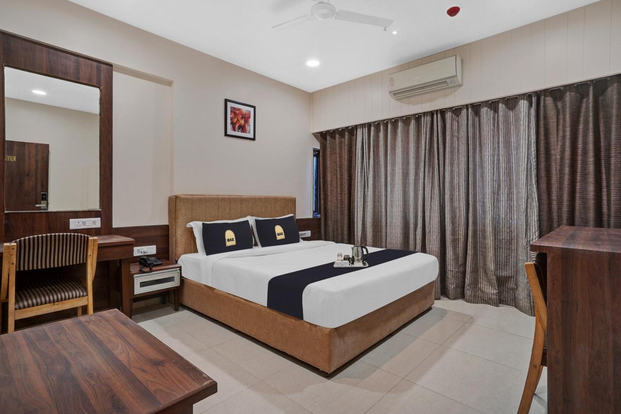 Clubhouse Hotel Raajpath Вадодара Екстер'єр фото