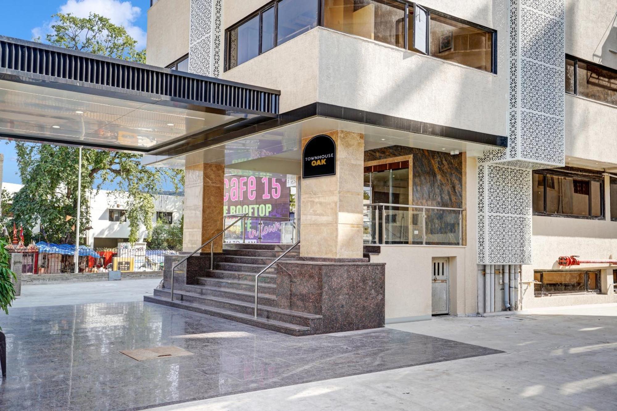 Clubhouse Hotel Raajpath Вадодара Екстер'єр фото