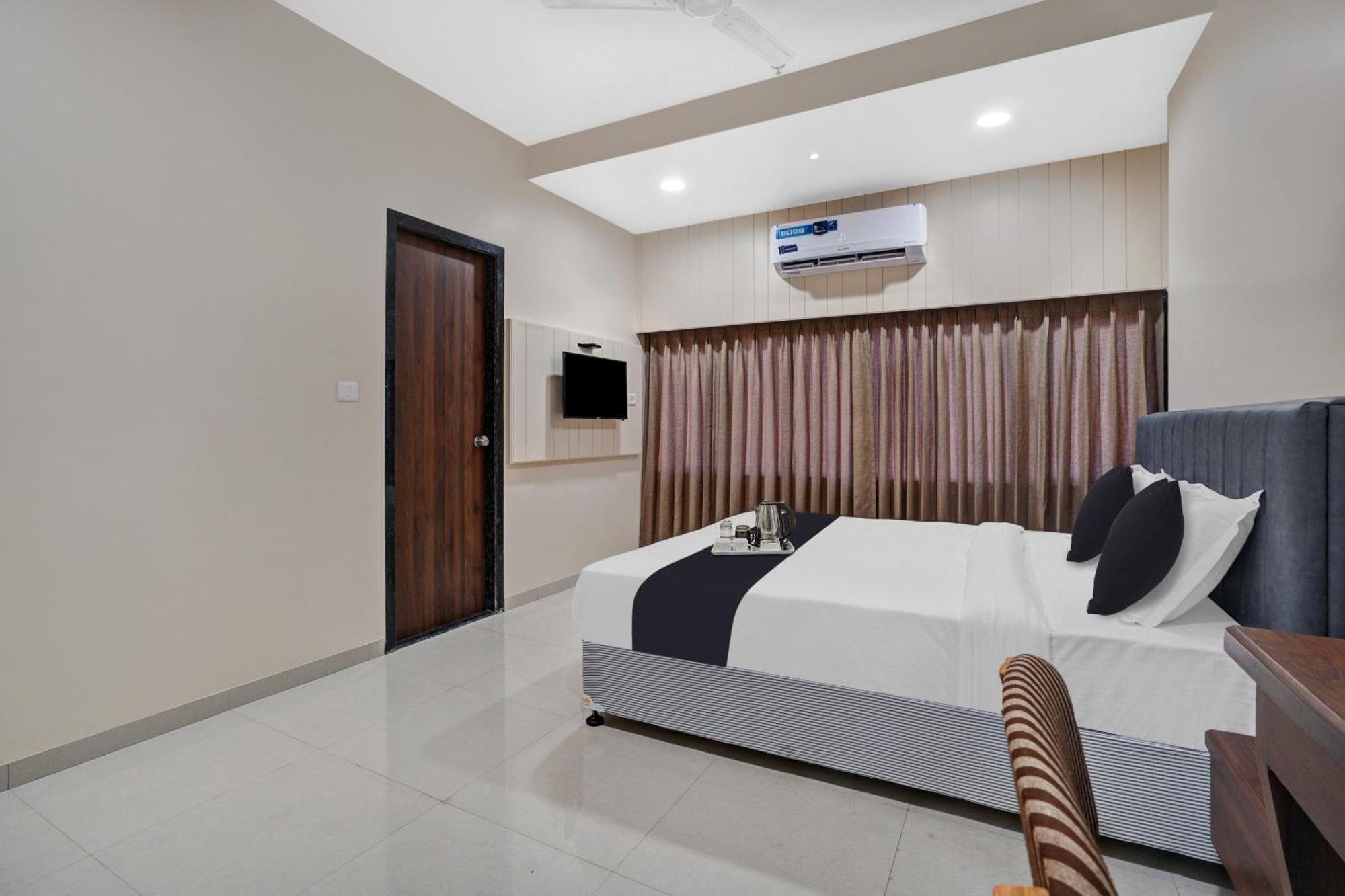 Clubhouse Hotel Raajpath Вадодара Екстер'єр фото