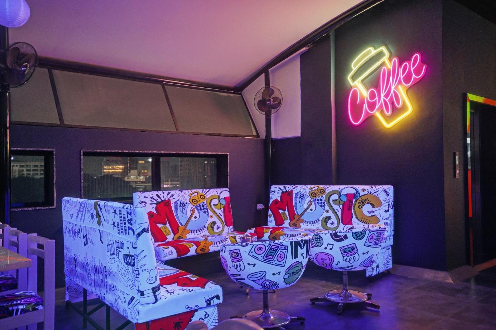 Clubhouse Hotel Raajpath Вадодара Екстер'єр фото