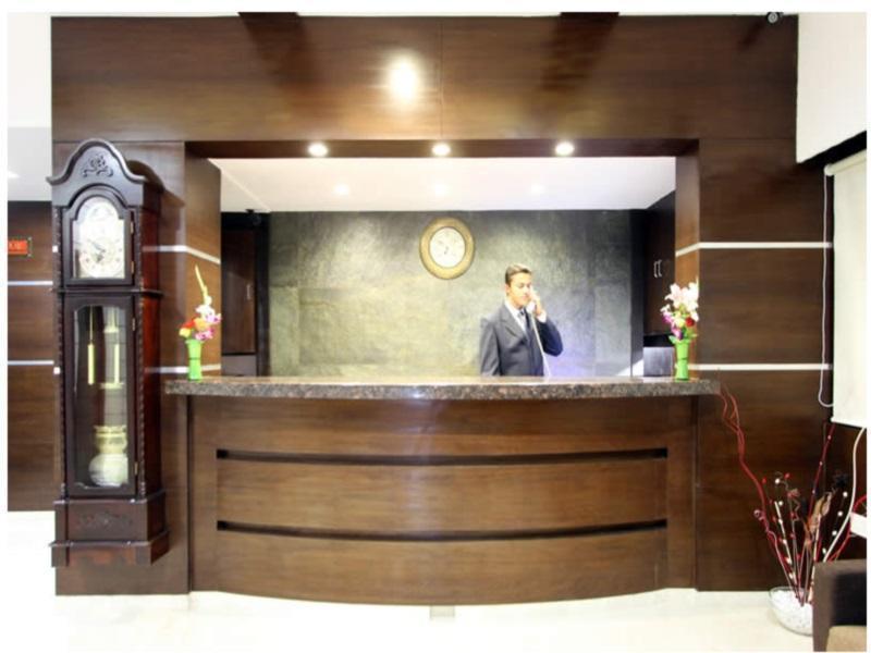 Clubhouse Hotel Raajpath Вадодара Екстер'єр фото